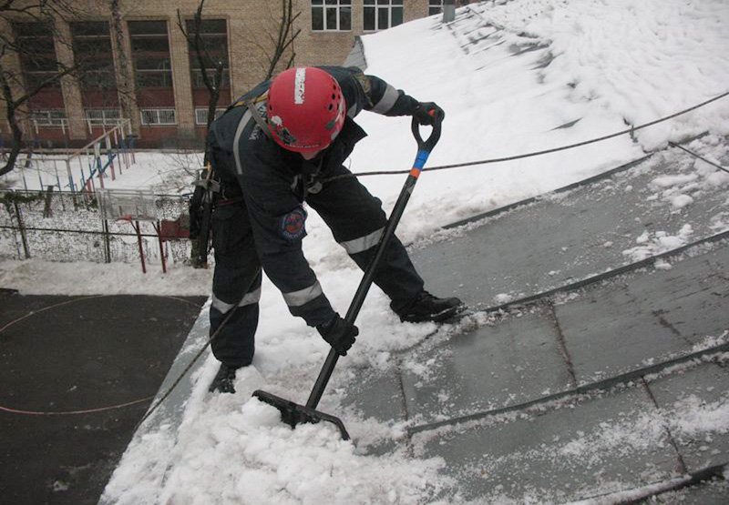 очистка снега промышленными альпинистами