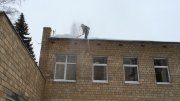 Чистка крыши от снега со здания в Москве