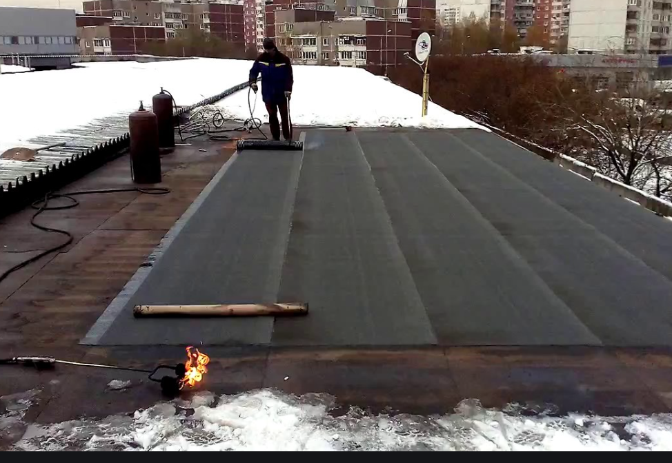 Ремонт крыши зимой в многоквартирном доме